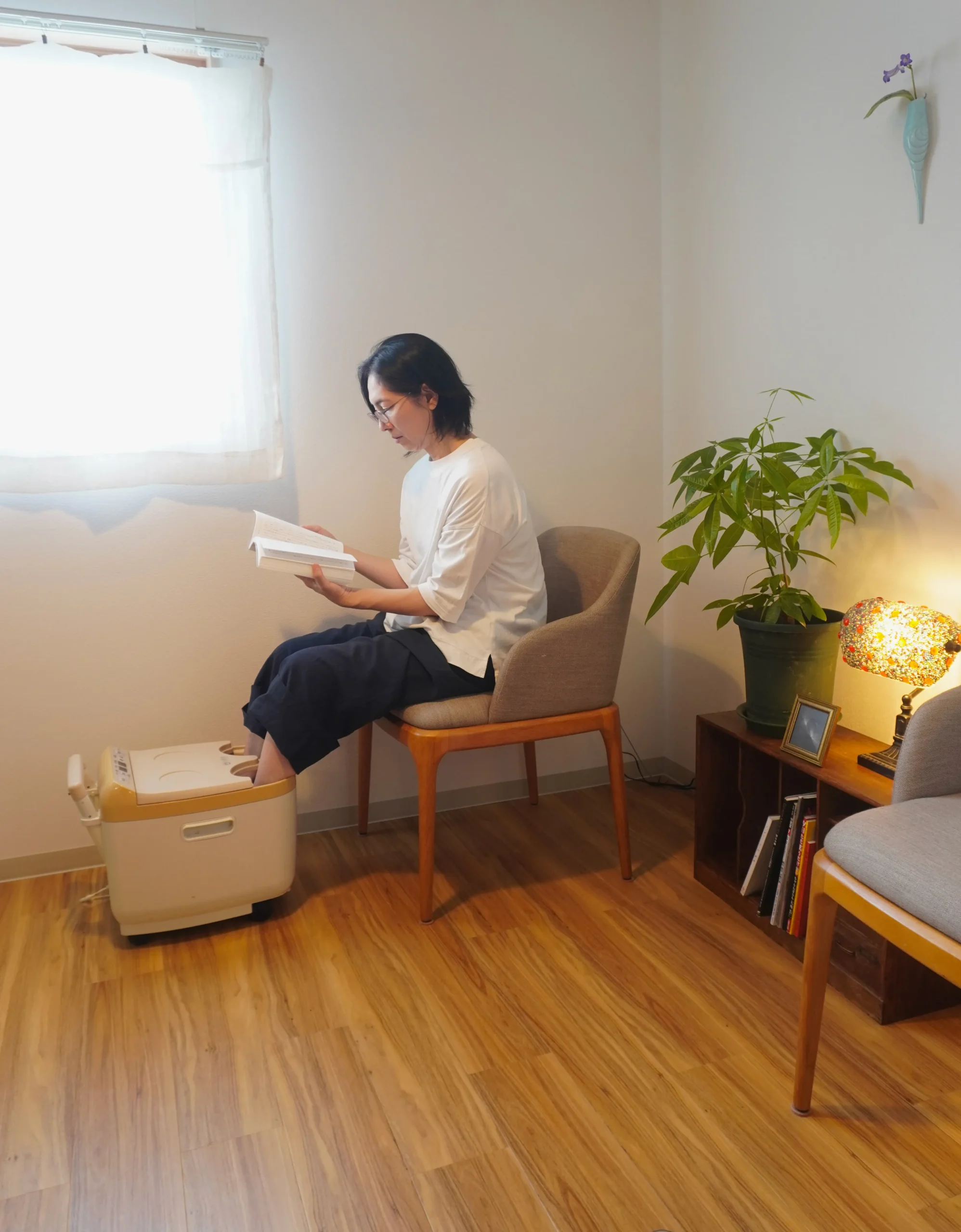 身体調律室あはれで足湯をしながら過ごす様子